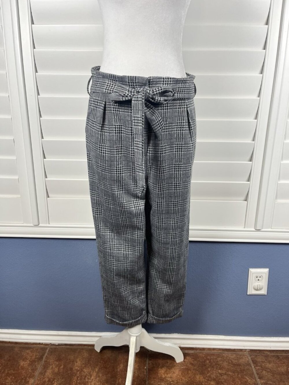 Fate + Fortune Women’s Small Gray Plaid Paperbag Waist Cropped Pants